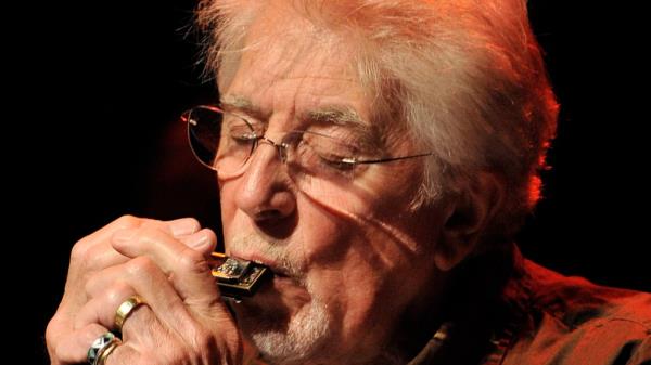 “天才音乐家的奇妙眼光”:孜孜不倦、影响力巨大的英国蓝调先驱约翰·梅奥尔去世，享年90岁