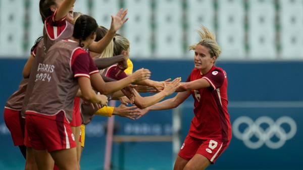 在奥运会女子足球揭幕战中，卫冕冠军加拿大2-1击败新西兰