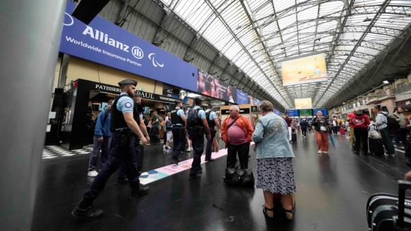 在奥运会开幕前几个小时，纵火袭击使法国高速铁路网瘫痪