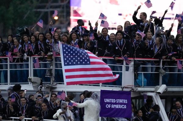 巴黎奥运会以雄心勃勃、规模庞大的开幕式拉开帷幕